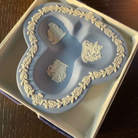 Wedgwood Blue Jasper Vintage Clover Shaped Trinket Dish in Original Box - Picture 6 of 14